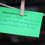 papel prendido en una cuerda