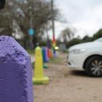 pinos de estacionamiento pintados de colores