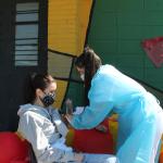 mujer enfermera tomando la presion a otra mujer