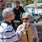 un hombre y una mujer hablando por microfono