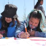 adolescentes pintando en una mesa