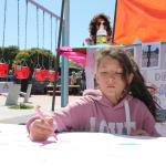 adolescente pintando en una mesa