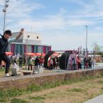 ñino saltando muro con la plaza de fondo