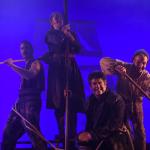Fotografía de la obra Moby Dick, tres actores y una actriz en escena, en un barco.