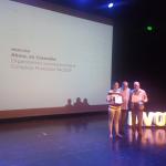 Tres personas posan con diplomas obtenidos