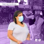 mujer sosteniendo una tela violeta destacada con filtro violeta en el fondo y ella en colores