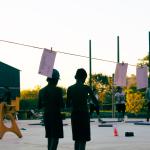 siluetas de niños y poemas colgados en una cuerda