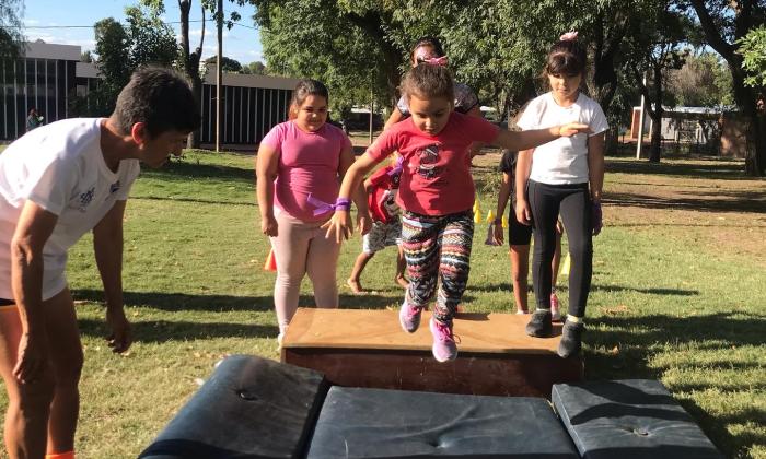Salto de niña en el parque 