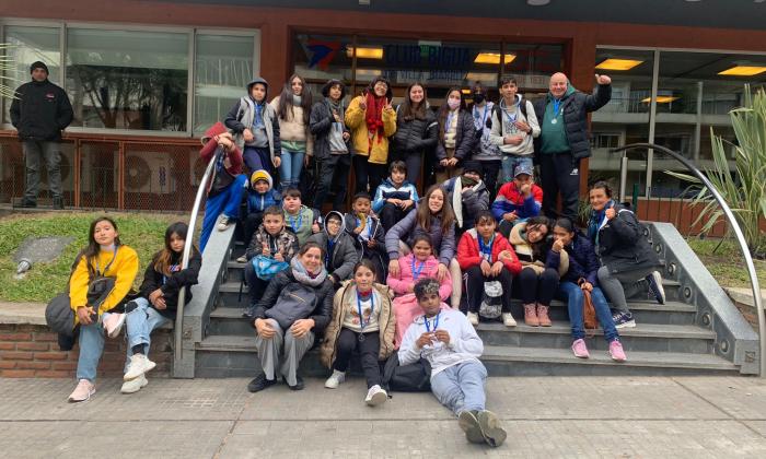 Niñas, niños y adolescentes en la puerta del club