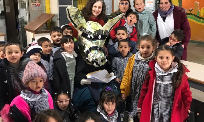 Niñas y niñas posan junto al lobo