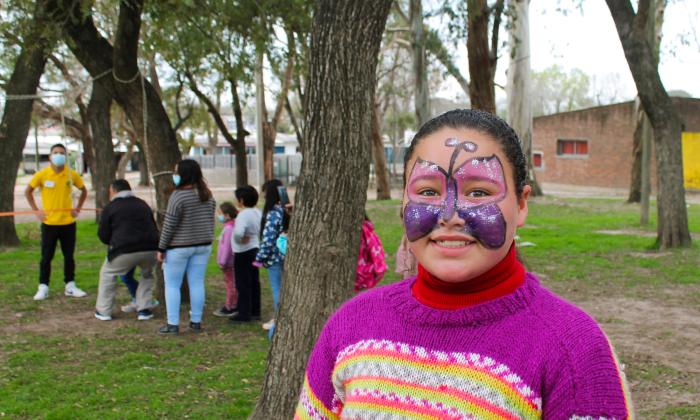 niña con la cara pintada mirando a la camara