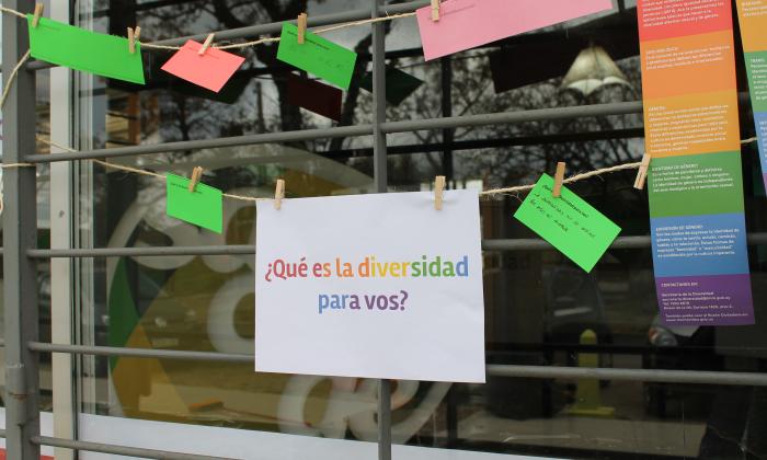 imagen de papeles colgado en una ventana con el siguiente texto: que es para vos la diversidad?