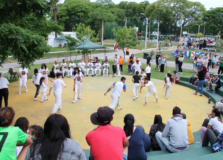 clase abierta de capoeira en anfiteatro
