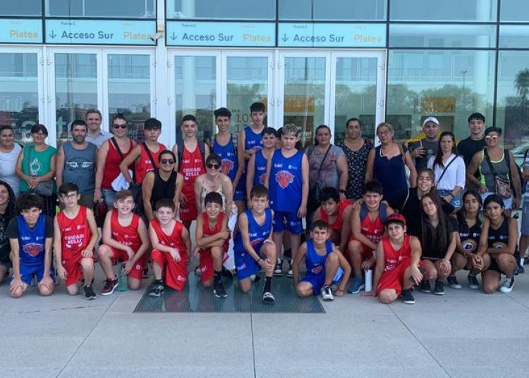 Jugadores y familiares del Complejo SACUDE en el Antel Arena - NBA Jr. 2023 - 