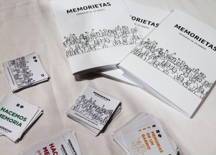 Publicación sobre mesa junto a adhesivos promocionales