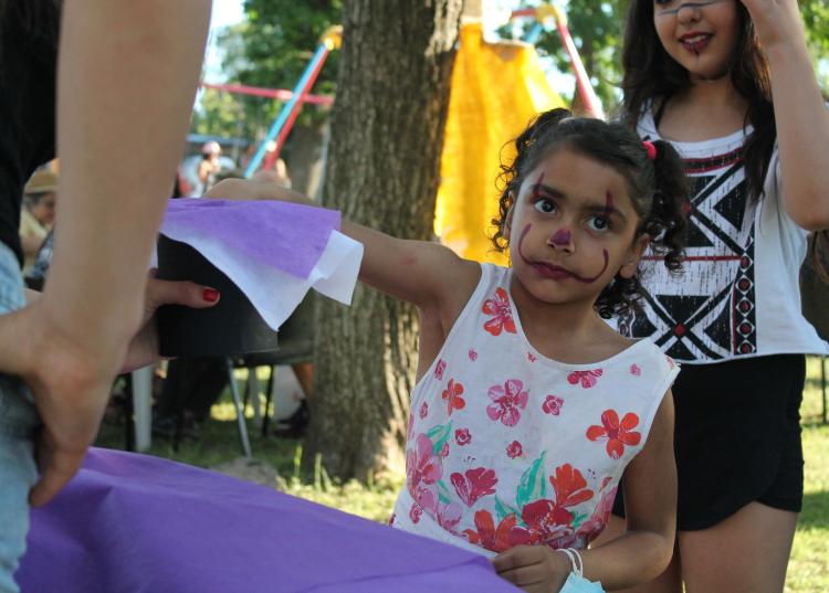 NIÑA CON LA CARA PINTADA 