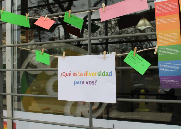 imagen de papeles colgado en una ventana con el siguiente texto: que es para vos la diversidad?