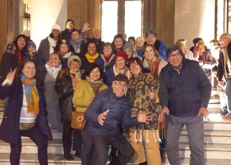 personas frente al teatro solis