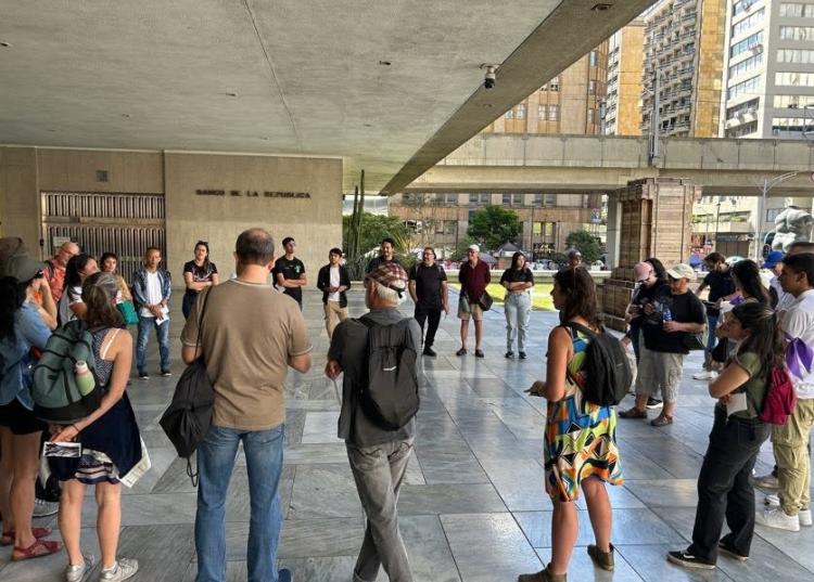 Personas reunidas en ronda