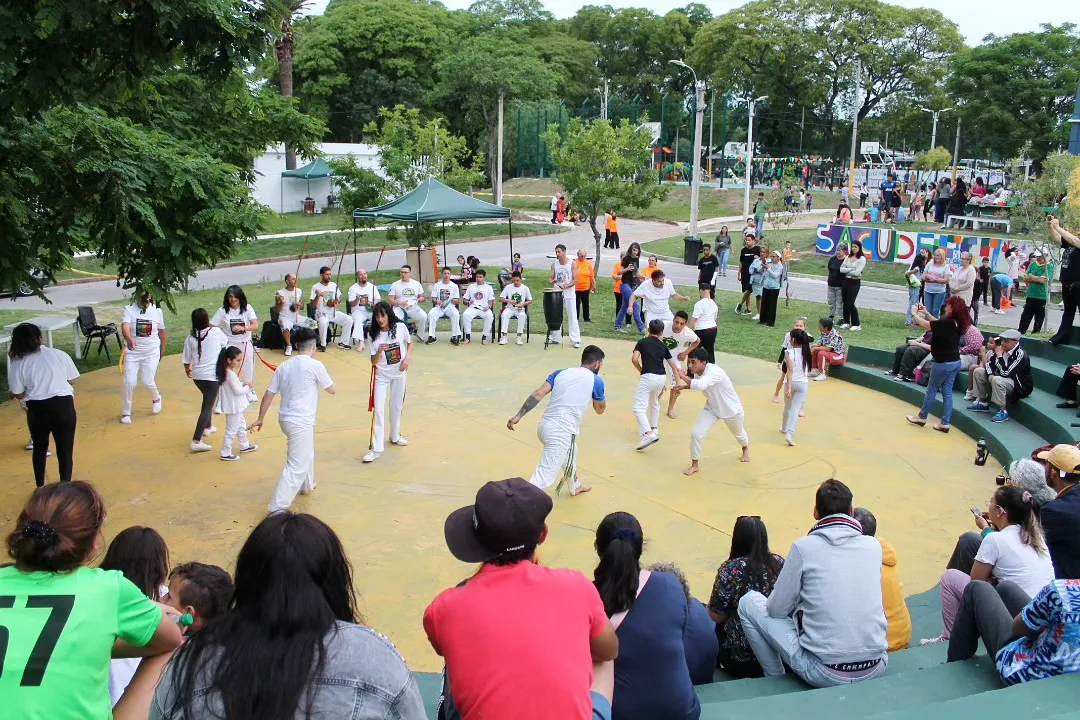 clase abierta de capoeira en anfiteatro