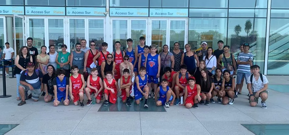 Jugadores y familiares del Complejo SACUDE en el Antel Arena - NBA Jr. 2023 - 