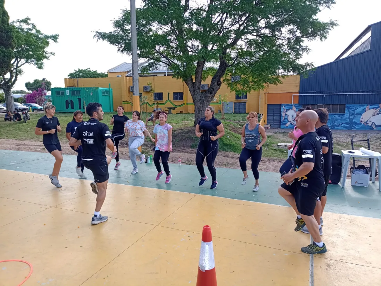 Personas en movimiento se ejercitan