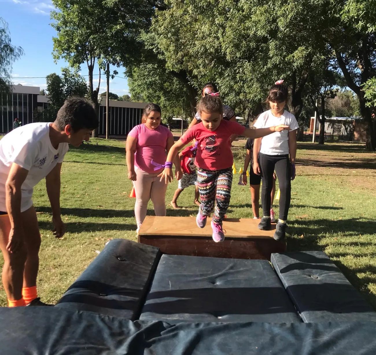 Salto de niña en el parque