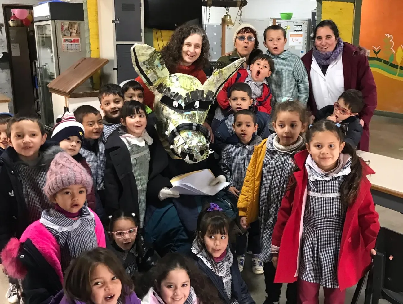 Niñas y niñas posan junto al lobo