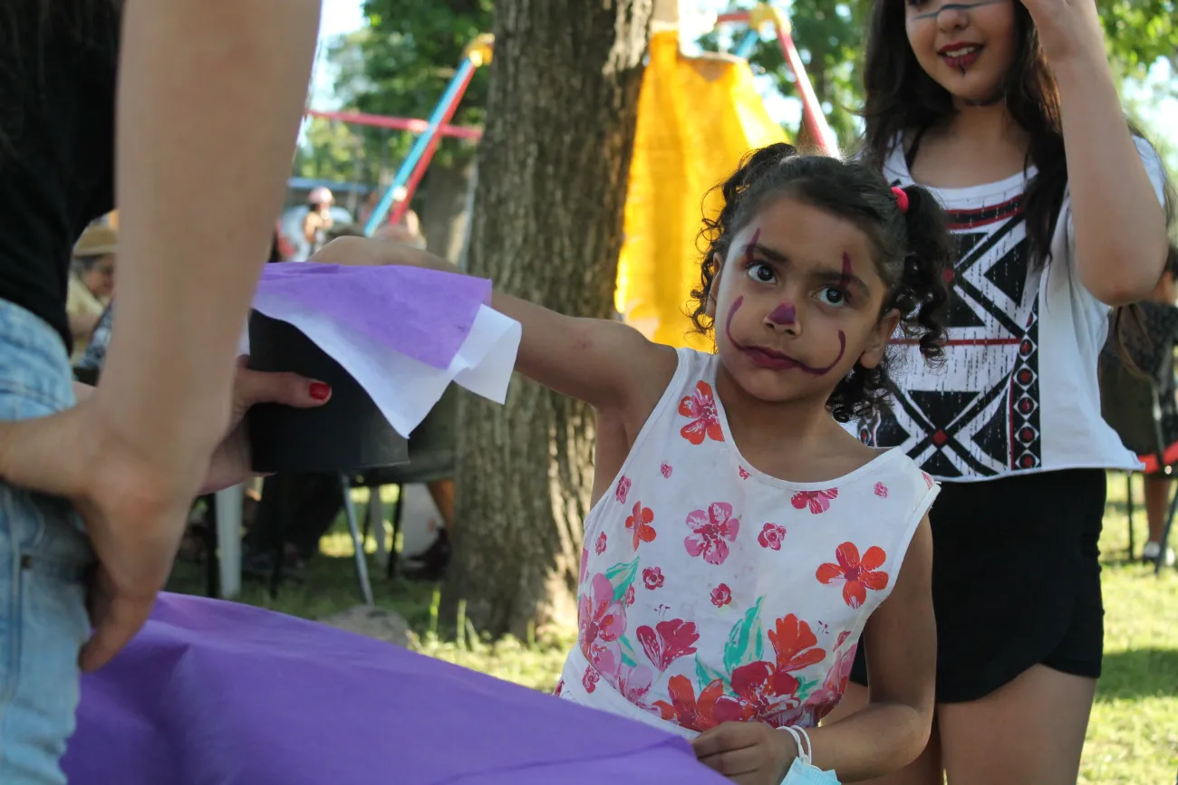 NIÑA CON LA CARA PINTADA
