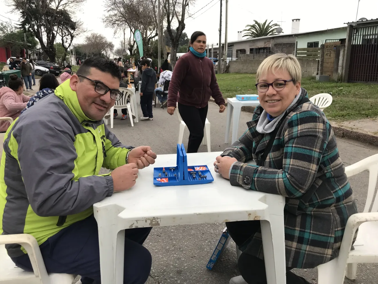 hombre y mujer jugando alrededor de una mesa sentados