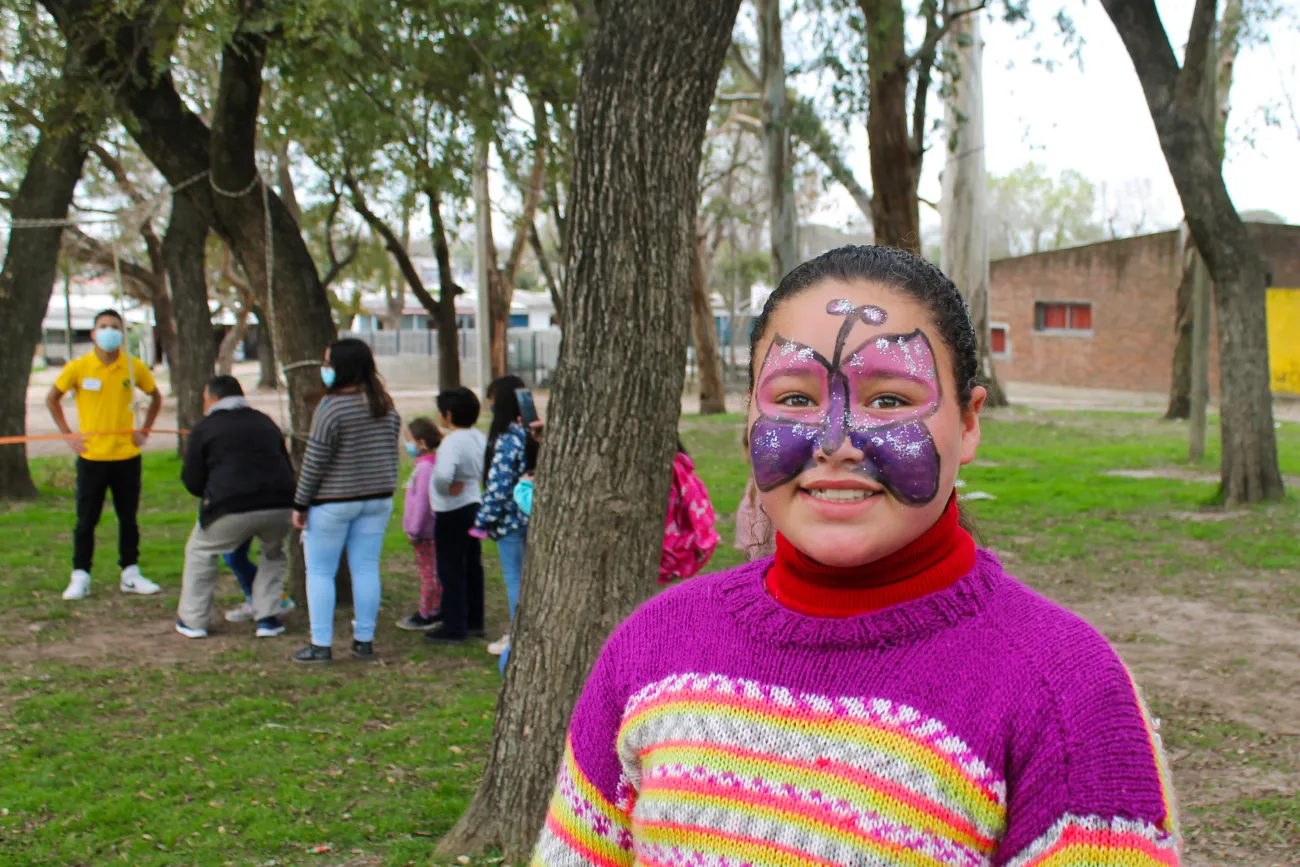niña con la cara pintada mirando a la camara