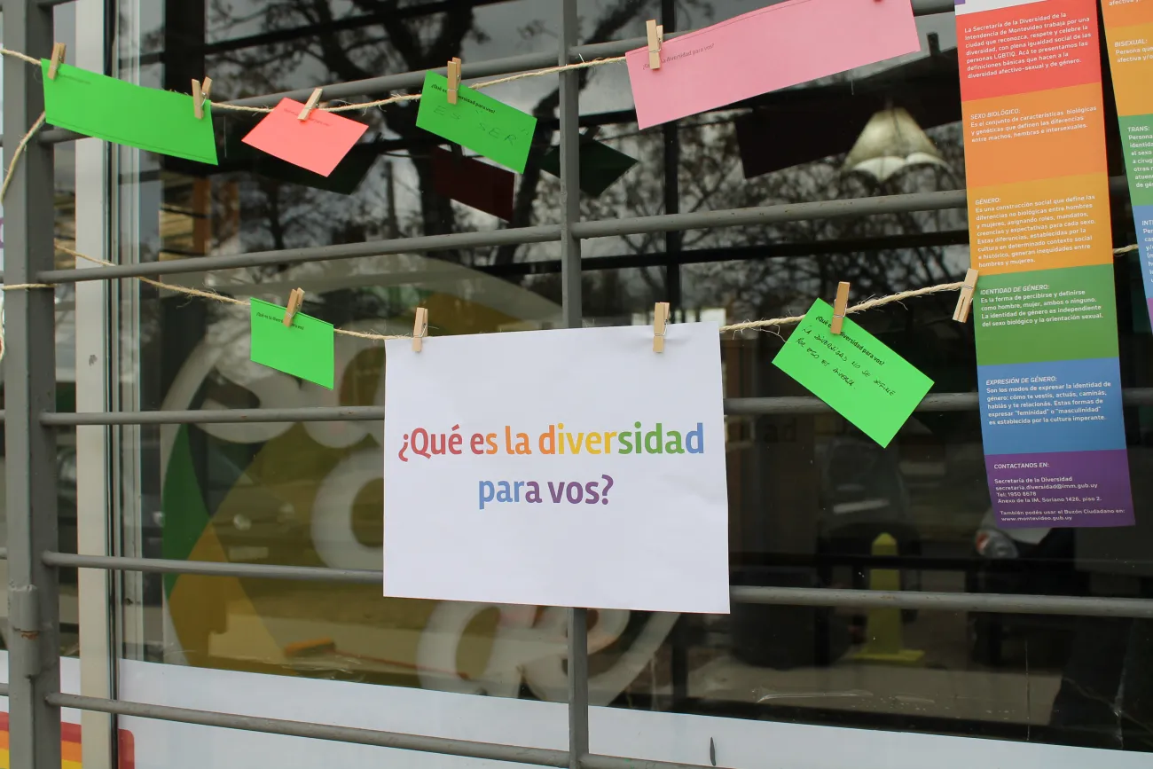 imagen de papeles colgado en una ventana con el siguiente texto: que es para vos la diversidad?