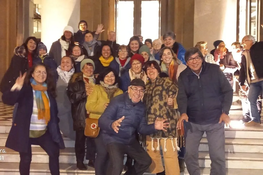 personas frente al teatro solis